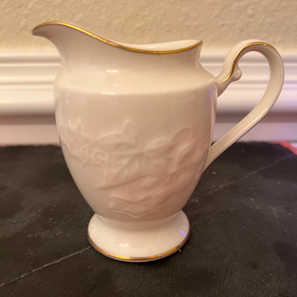 Noritake Ivory China Halls Of Ivy Creamer 5” 10 ounce Japan Dinnerware gold rim
